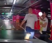 孩子躺地库 司机按喇叭惹怒家长遭踢车辱骂：你想干嘛！