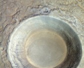 火星上惊现完美正圆形的巨型大坑！光滑得不正常！