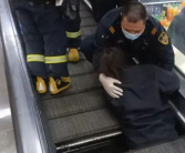 女子半截身体卷入电梯 消防联合维保紧急救援！