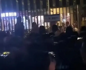 校外商贩隔栏抛投鸡腿引学生哄抢 学校回应：一直禁止学生购买此类“三无产品”！
