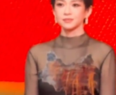章子怡亮相上影节红毯 短发造型好飒!