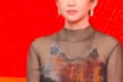 章子怡亮相上影节红毯 短发造型好飒!