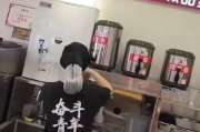 蜜雪冰城女店员不是因为爆单累哭的 到底怎么回事