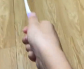 男生带女友回家家人用牙刷扫地板缝 一共打扫了两个多小时！