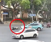 女子骑电动车闯红灯撞车受伤 交警霸气回应：全责！