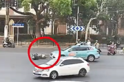 女子骑电动车闯红灯撞车受伤 交警霸气回应：全责！