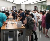 华为Pura 80系列被疯抢 一女生成为首批购机用户：很开心很激动!