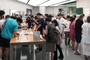 华为Pura 80系列被疯抢 一女生成为首批购机用户：很开心很激动!