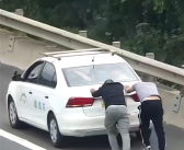 离谱！教练车高速抛锚 教练竟让学员推车！