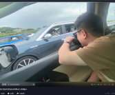 谁说车载KTV没需求！国庆堵车两男子打开车窗用话筒对唱《吻别》!