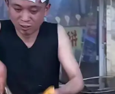 炒锅饼小哥说他像冷宫妃子见人就笑 到底啥情况