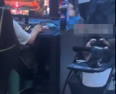 女子带婴儿到网吧一边抽烟一边打游戏 目击者：空气很不好 成年人都受不了！