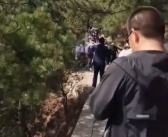 山西恒山景区落石砸伤多名游客 到底啥情况