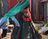 俄罗斯女孩河南拜师学习非遗牛皮鼓 体验“鼓上舞”!