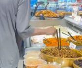 湖北一女子用公筷试吃超市咸菜后插回 涉事门店回应！