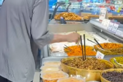 湖北一女子用公筷试吃超市咸菜后插回 涉事门店回应！