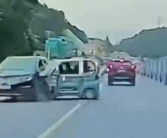 满载四人老头乐突然失控撞车：一男一女直接被甩出！