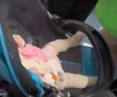 妈妈把婴儿车推进地铁 自己却没上车 好心乘客带着宝宝在下一站汇合！