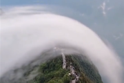 六盘水老王山出现罕见云瀑 网友：行云流水具象化！