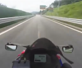 疯狂！骑手150km/h闯高速收费站：一己之力为禁摩做贡献！