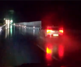 雨夜高速上左摇右摆反复刹车 司机委屈：“我不会除雾”！