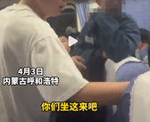 醉酒大叔骚扰邻座女孩 男生主动换座制止！