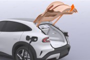 YU7用家充桩充电 充电枪被锁住怎么办 小米汽车：可用应急解锁拉线！