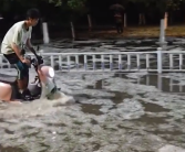 贵州冰雹致马路变冰河 小伙站在电动车上划过！