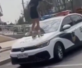 女网红违停并跳上警车被行拘 到底怎么回事