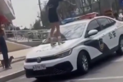 女网红违停并跳上警车被行拘 到底怎么回事