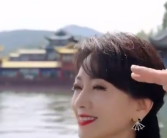 “白娘子”赵雅芝故地重游到西湖 网友看完之后感慨！