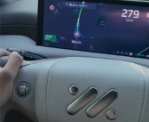 男子单手开智己电动车高速狂飙279km/h：并用手机录下证据！