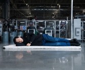 雷军承认在小米汽车工厂睡觉是摆拍：逗大家开心的！