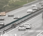 高速轻微事故拒不及时撤离 引发连环撞车 定责大快人心!