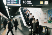 北京地铁扶梯新增黄色脚印标识：不再提倡“左行右立” 平衡站立更安全！