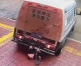 运钞车将押运员撞倒压车底 到底啥情况