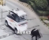 物业师傅救小孩被车撞翻仍爬起追车 网友一致赞扬！