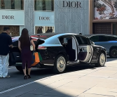 网友偶遇尊界S800实车：配专职司机、隔空关门太优雅!