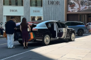 网友偶遇尊界S800实车：配专职司机、隔空关门太优雅!