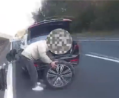 害己还要害人！爆胎后男子竟直接在高速快车道上换胎！
