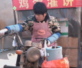 坐拥300万粉丝后还在烙灌饼 “粥饼伦”：感觉我和周杰伦长得不像！