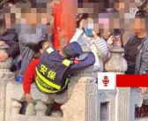 一眼望去全是人!趵突泉保安抱柱险被游客挤下水!