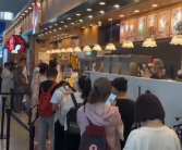 顾客吐槽茶颜悦色点餐方式像智商税：十多人队伍排了五十分钟！
