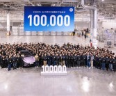 雷军真去拧螺丝了！小米汽车第10万辆正式下线：用时仅230天！