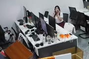 砰！冰箱放办公室突然爆炸 门炸飞 白烟奔涌而出 员工吓得捂耳！