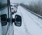 雨雪天 油车、电车互掐互嘲：到底选谁好？