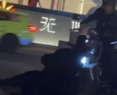 保安驱赶外卖员突然倒地被指假摔 物业:保安是被撞倒，衣服有破损！