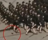 俄阅兵式一女兵掉鞋子 光脚行进 到底啥情况
