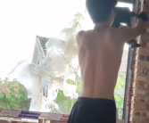 兄妹俩高考后到工地帮妈妈安门窗 妈妈：不管考多少分，只要健康就好！
