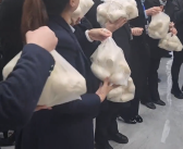 妇女节女员工1人发了1袋大馒头：寓意蒸蒸日上！